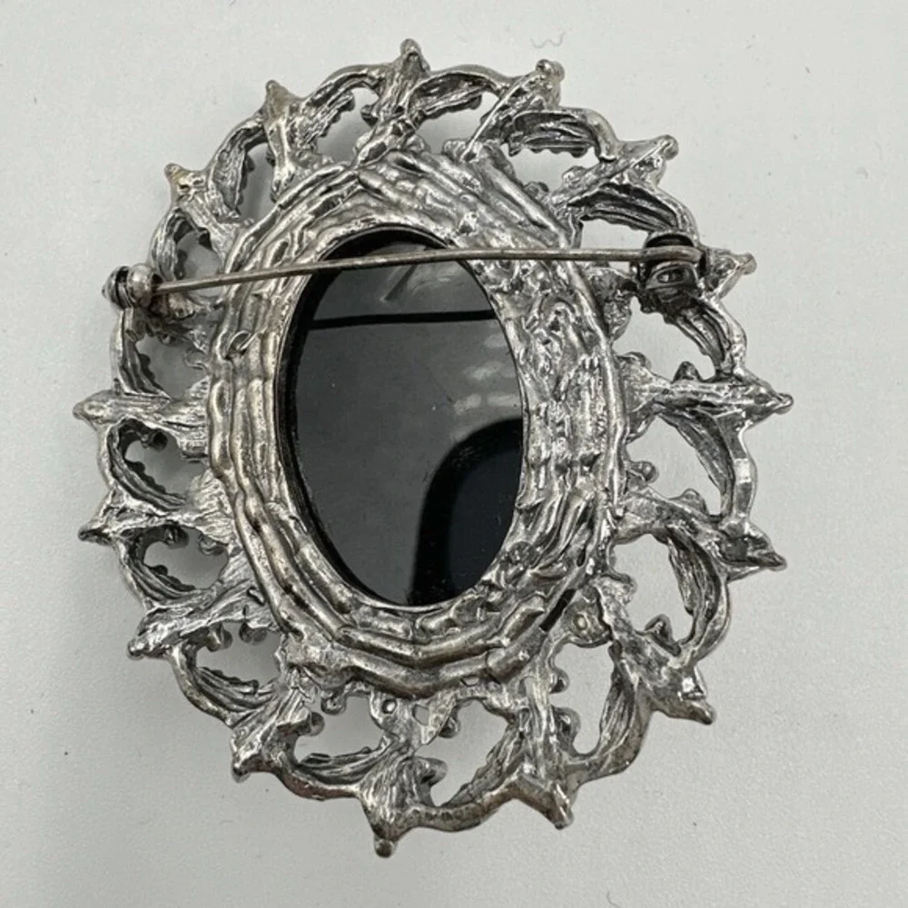 Vintage Silver Tone Black Gold Foil Flake Faux Pearl Filigree Oval Brooch‎ J-01